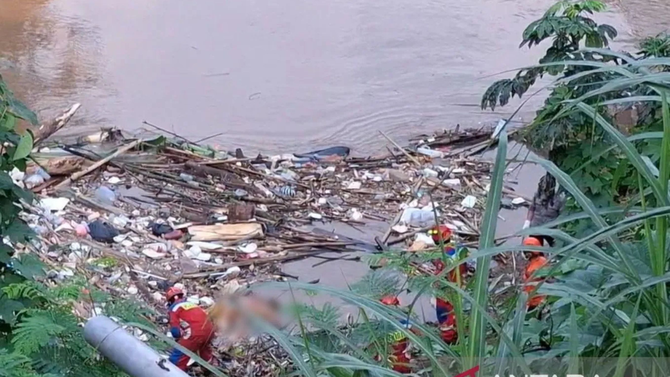 Di hari Rabu, 9 Juli 2025, ditemukan mayat tanpa kepala yang diduga berjenis kelamin laki-laki di Kali Ciliwung di Jalan Rawajati Timur III, Pancoran, Jakarta Selatan. <b>(Antara)</b>