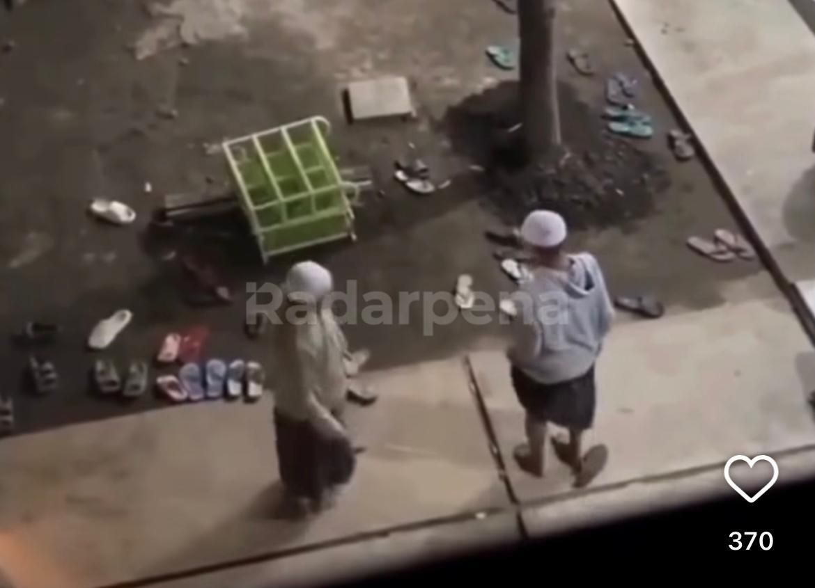 Ustaz cambuk kaki santrinya dengan rotan.  <b>(Instagram)</b>
