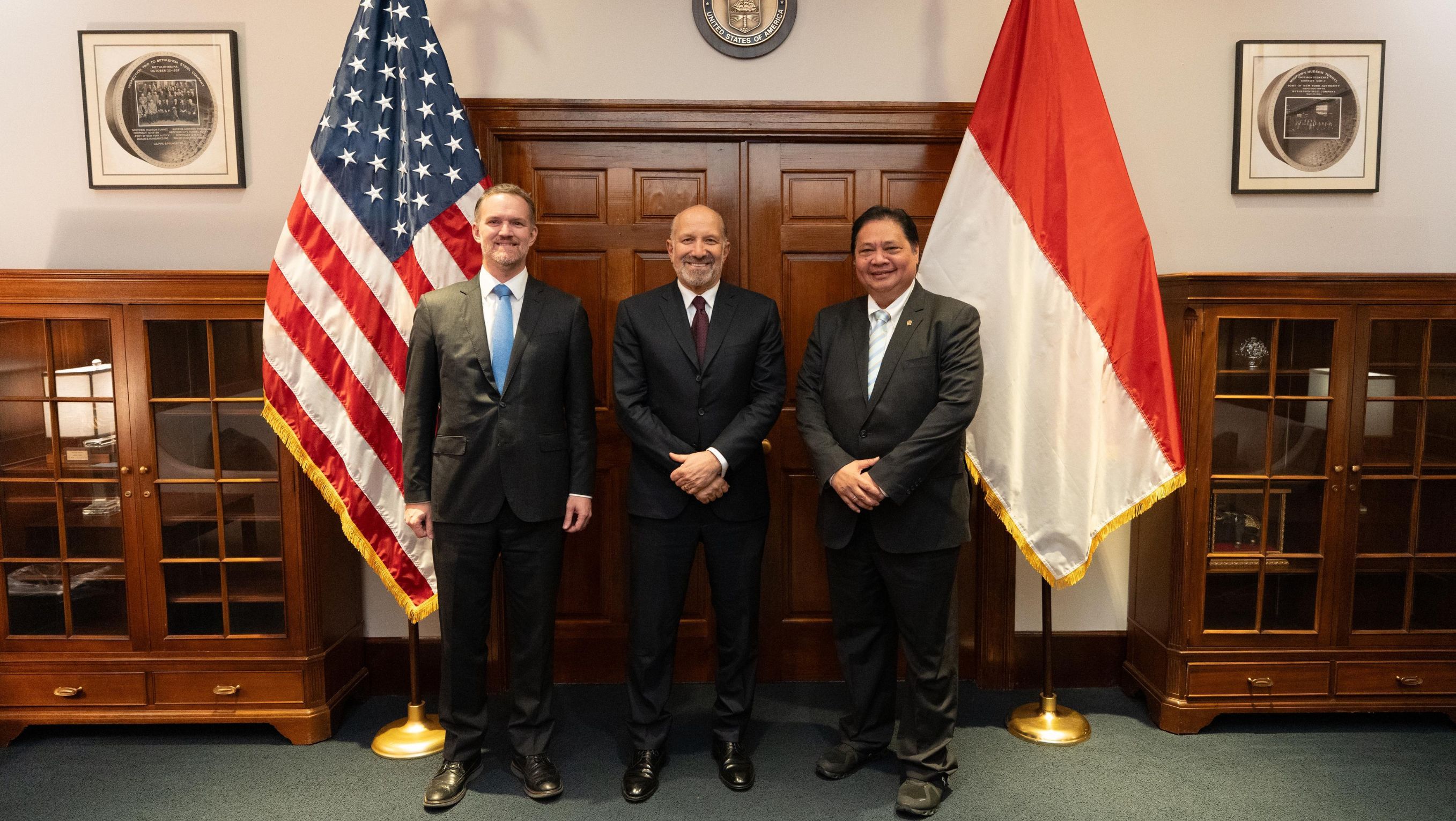 Delegasi Pemerintah Indonesia yang dipimpin oleh Menteri Koordinator Bidang Perekonomian Airlangga Hartarto melaksanakan pertemuan dengan U.S. Secretary of Commerce Howard Lutnick dan United States Trade Representative Jamieson Greer, Rabu, 9 Juli 20 <b>(Kemenko Bidang Perekonomian)</b>
