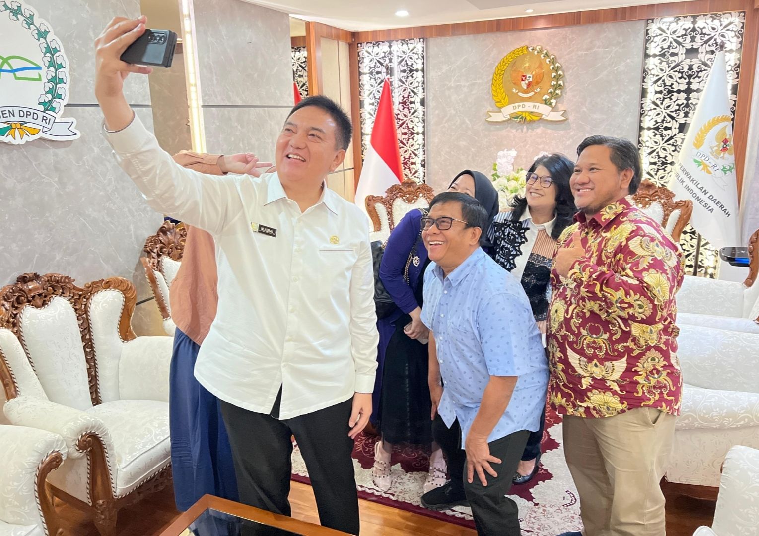 Swafoto Sekjen DPD RI Mohammad Iqbal dengan pimpinan NTV-NTVNews.id.  <b>(NTVNews.id)</b>