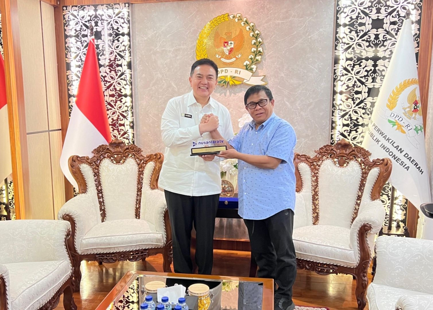 Pemberian kenang-kenangan Nusantara TV kepada Sekjen DPD RI Mohammad Iqbal.  <b>(NTVNews.id)</b>
