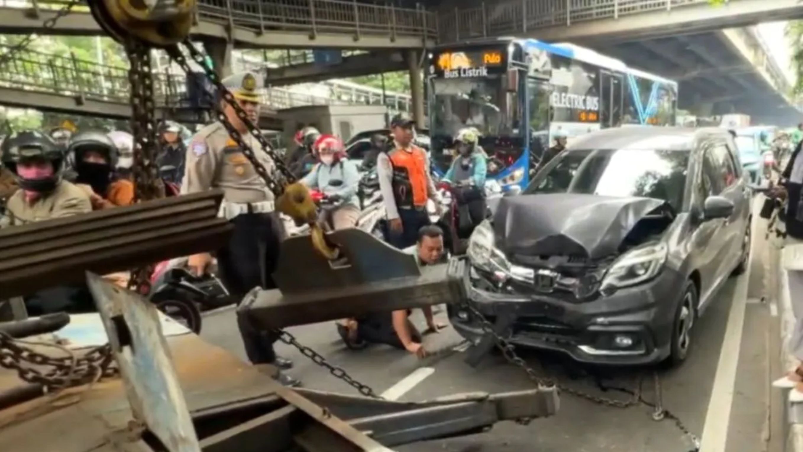 Kecelakaan di Utan Kayu Rawamangun <b>(Antara)</b>