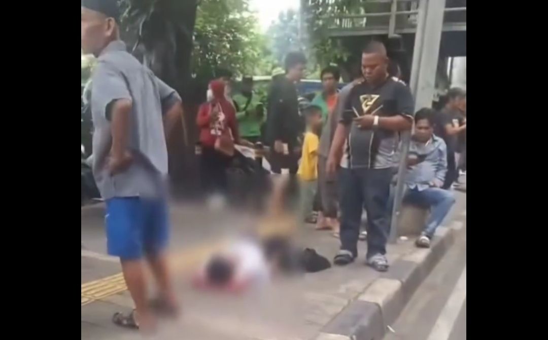 Korban terkapar akibat tabrakan beruntun di Jaktim.  <b>(Instagram)</b>