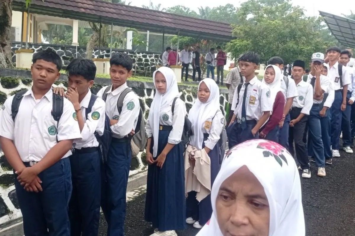 Siswa Sekolah Rakyat jenjang SMA di Kabupaten Lebak saat berbaris untuk memasuki ruangan di BPMP Rangkasbitung Lebak Banten.  <b>(Antara)</b>