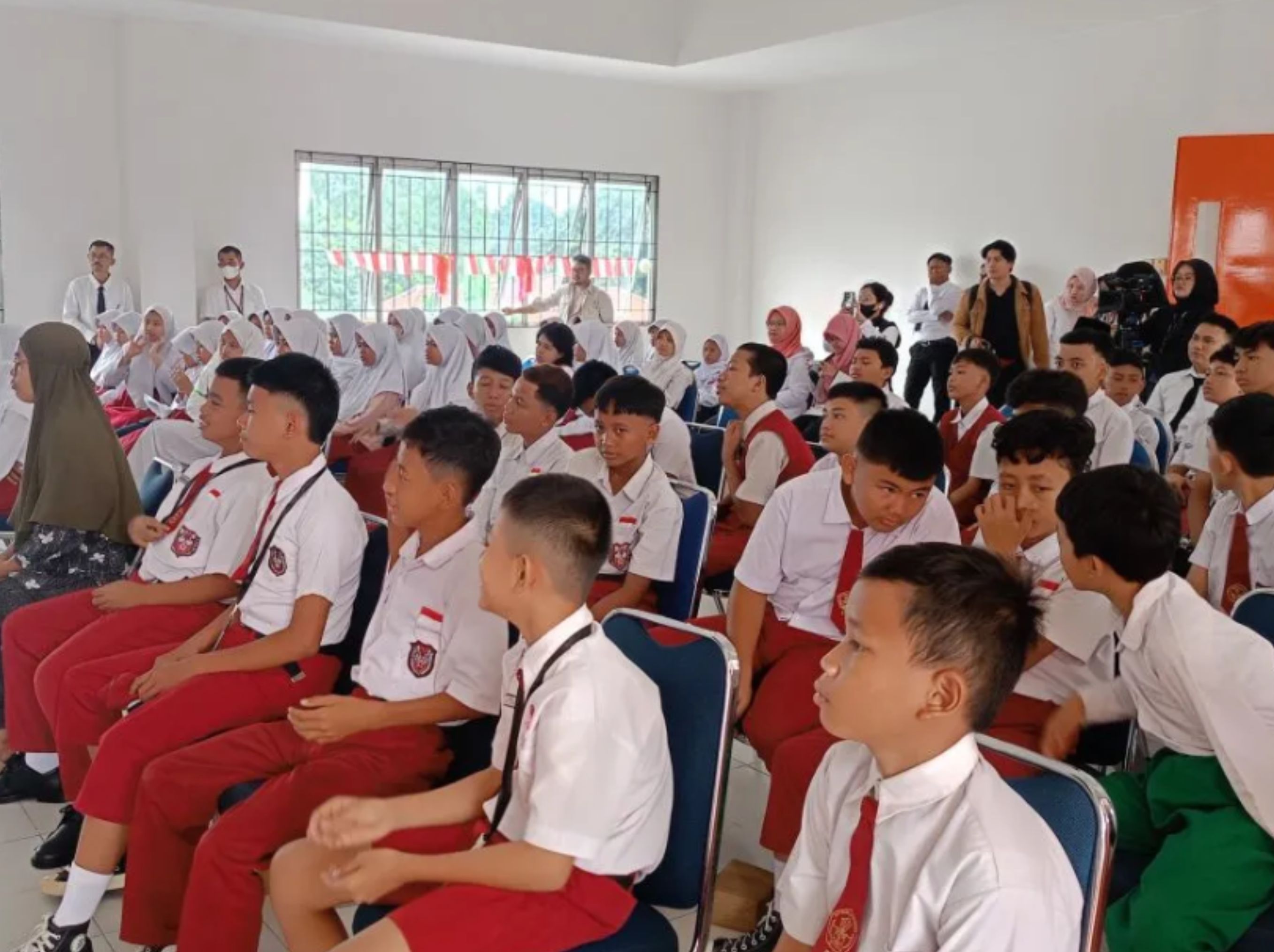 Siswa menjalani Masa Pengenalan Lingkungan Sekolah (MPLS) di Sekolah Rakyat Handayani, Jakarta Timur, Senin (14/7/2025). ANTARA/Siti Nurhaliza. <b>(ANTARA)</b>