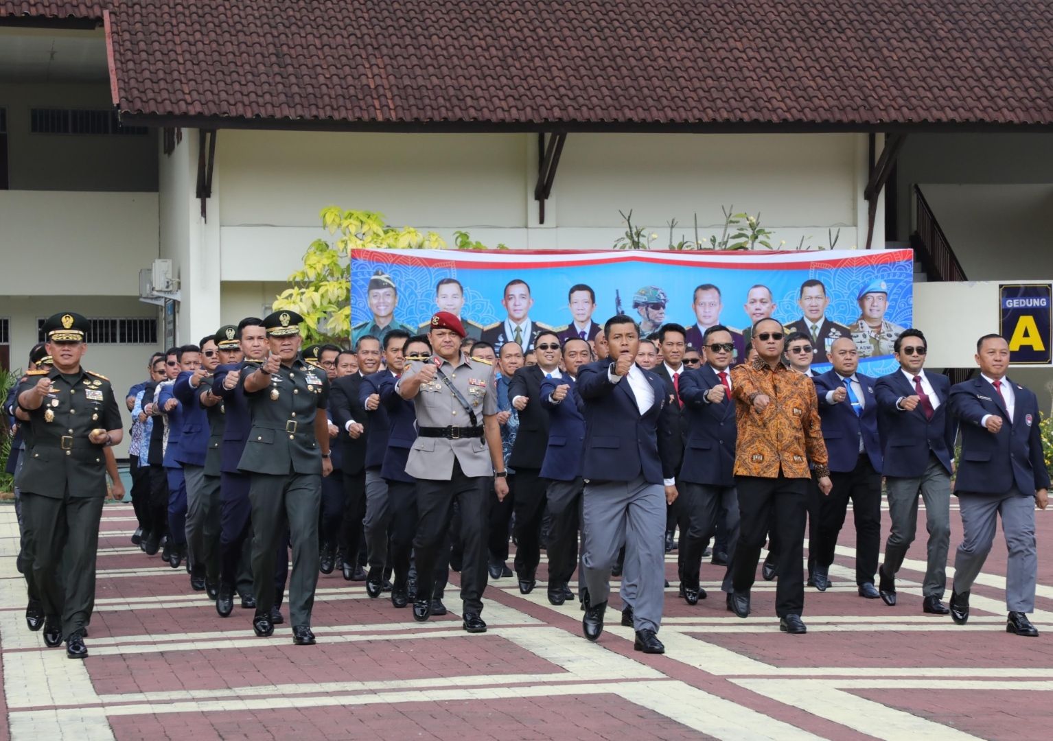 Defile istimewa dari alumni SMA Taruna Nusantara lintas angkatan. 