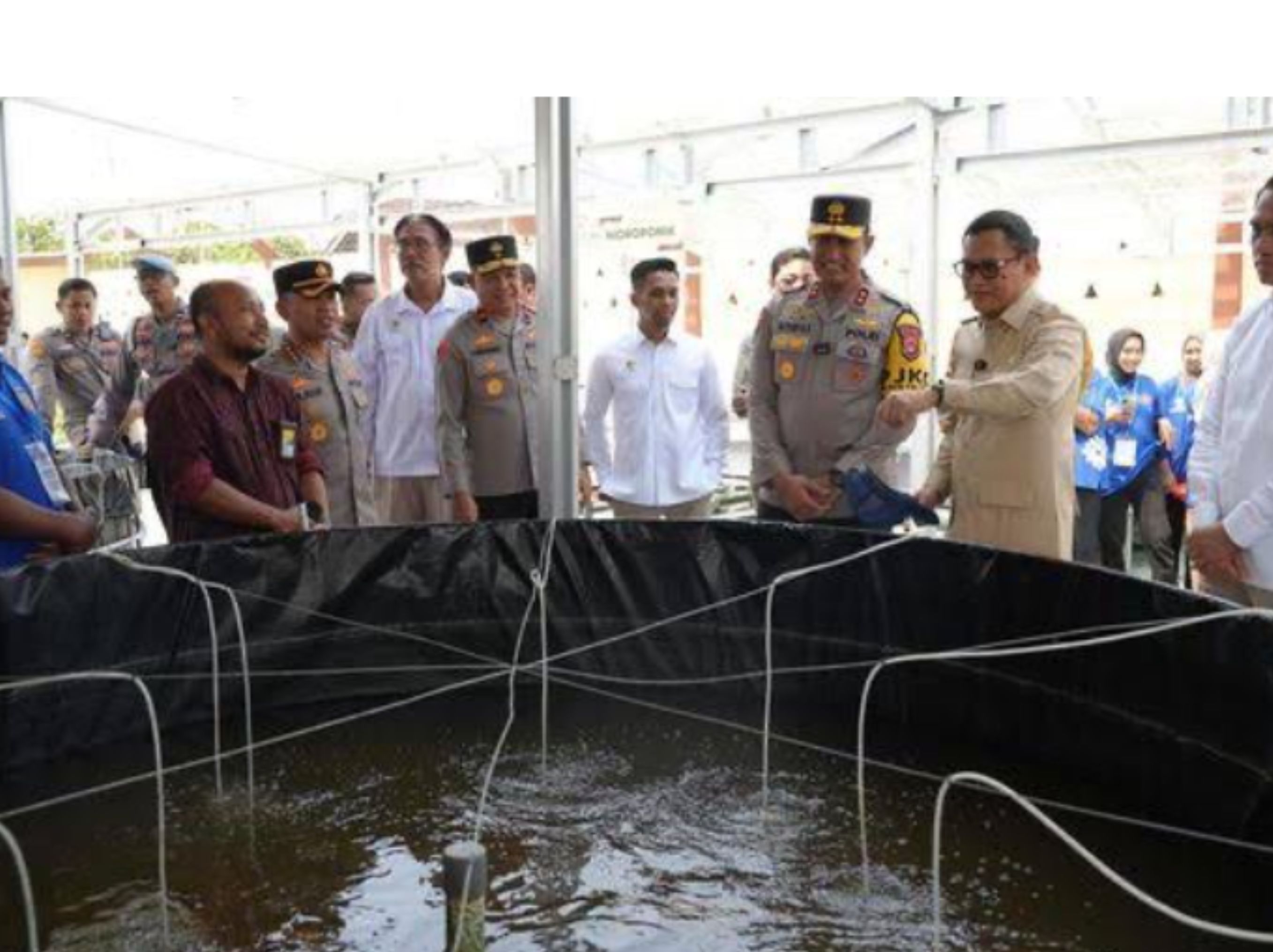 Terobosan luar biasa dilakukan Polda Banten melalui program inovatif bertajuk Polisi Peduli Pengangguran (Poliran). Program ini menuai pujian dari berbagai kalangan, termasuk dari Menteri Pemberdayaan dan Perlindungan Migran Indonesia (P2MI), Abdul Kadir Karding.  Dalam kunjungannya ke Balai Poliran beberapa waktu lalu, Menteri Abdul Kadir Karding mengaku terkesan dengan keseriusan Polri, khususnya Polda Banten, dalam memberdayakan masyarakat.   <b>(ddok)</b>