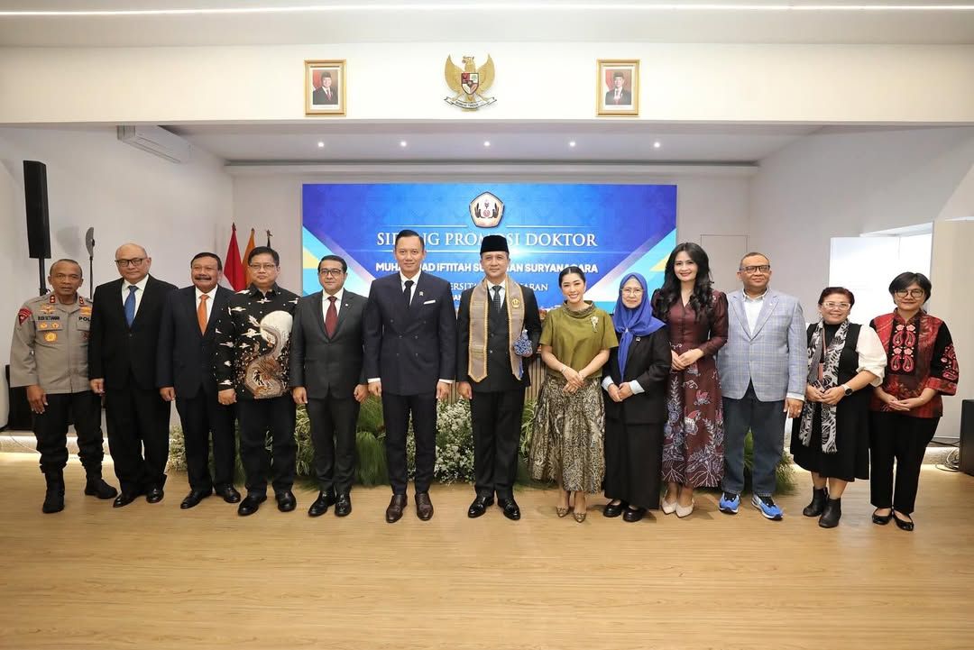 Mentrans Iftitah Raih Gelar Doktor  <b>(Instagram @agusyudhoyono)</b>