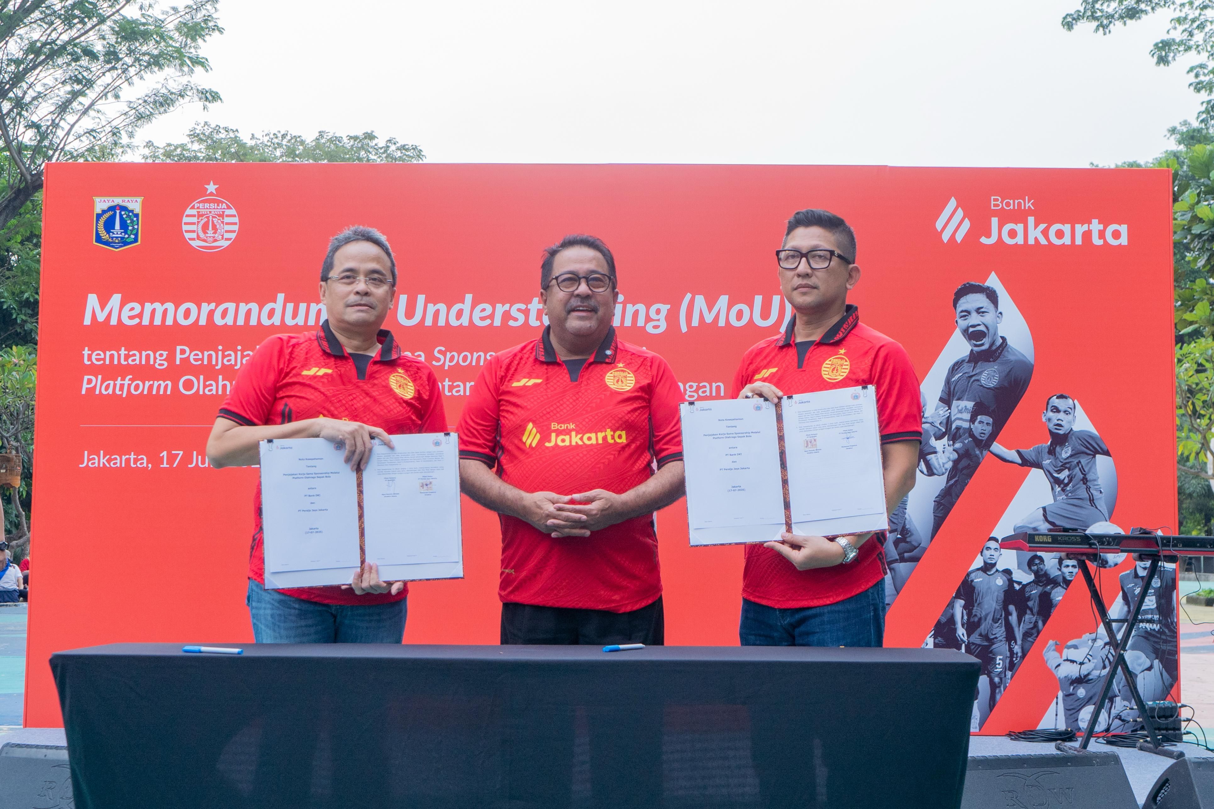Penandatanganan nota kesepahaman (MoU) dilakukan oleh Direktur Utama Bank Jakarta, Agus H. Widodo, dan Direktur Utama PT Persija Jaya Jakarta, Mohamad Prapanca, disaksikan oleh Wakil Gubernur DKI Jakarta, Rano Karno serta Ketua Umum JakMania, Diky So <b>(istimewa)</b>
