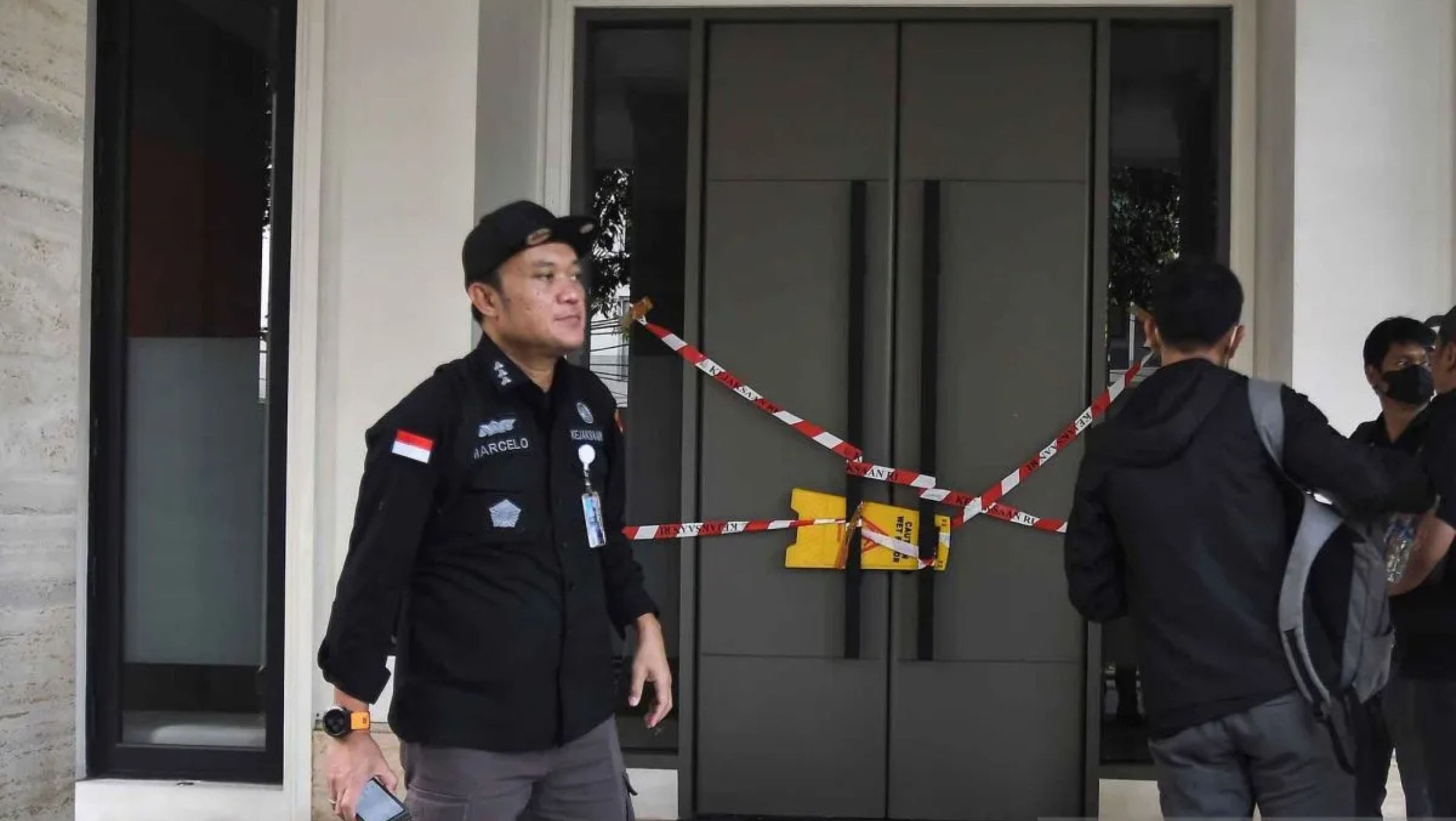 Di Jalan Jenggala II, Kebayoran Baru, Jakarta Selatan, Selasa, 25 Februari 2025 rumah pengusaha Muhammad Riza Chalid disegel oleh sejumlah penyidik Kejaksaan Agung. <b>(Antara)</b>