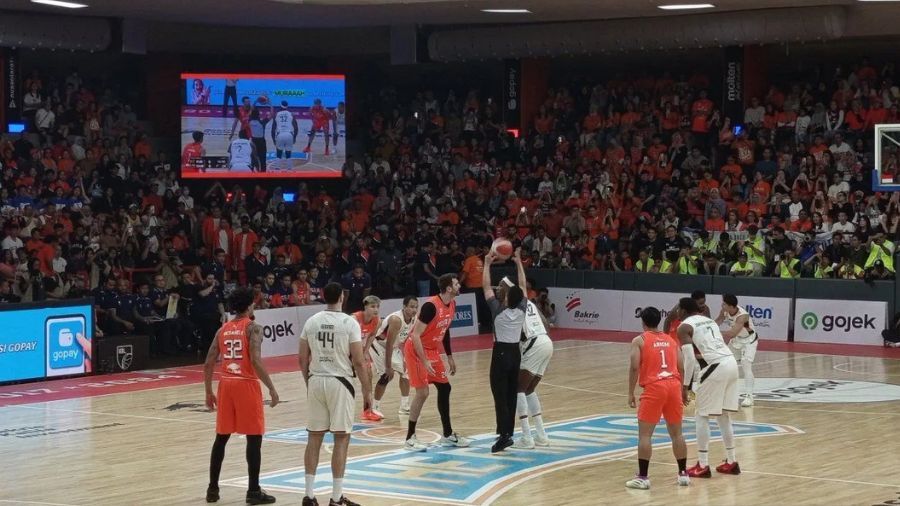 Tip-off pertandingan kedua final Indonesian Basketball League (IBL) 2025, antara Pelita Jaya Jakarta versus Dewa United Banten, di GOR Mahasiswa Soemantri Brodjonegoro (GMSB), Kuningan, Jakarta, Sabtu (19/7/2025).  <b>(Dok.Antara)</b>