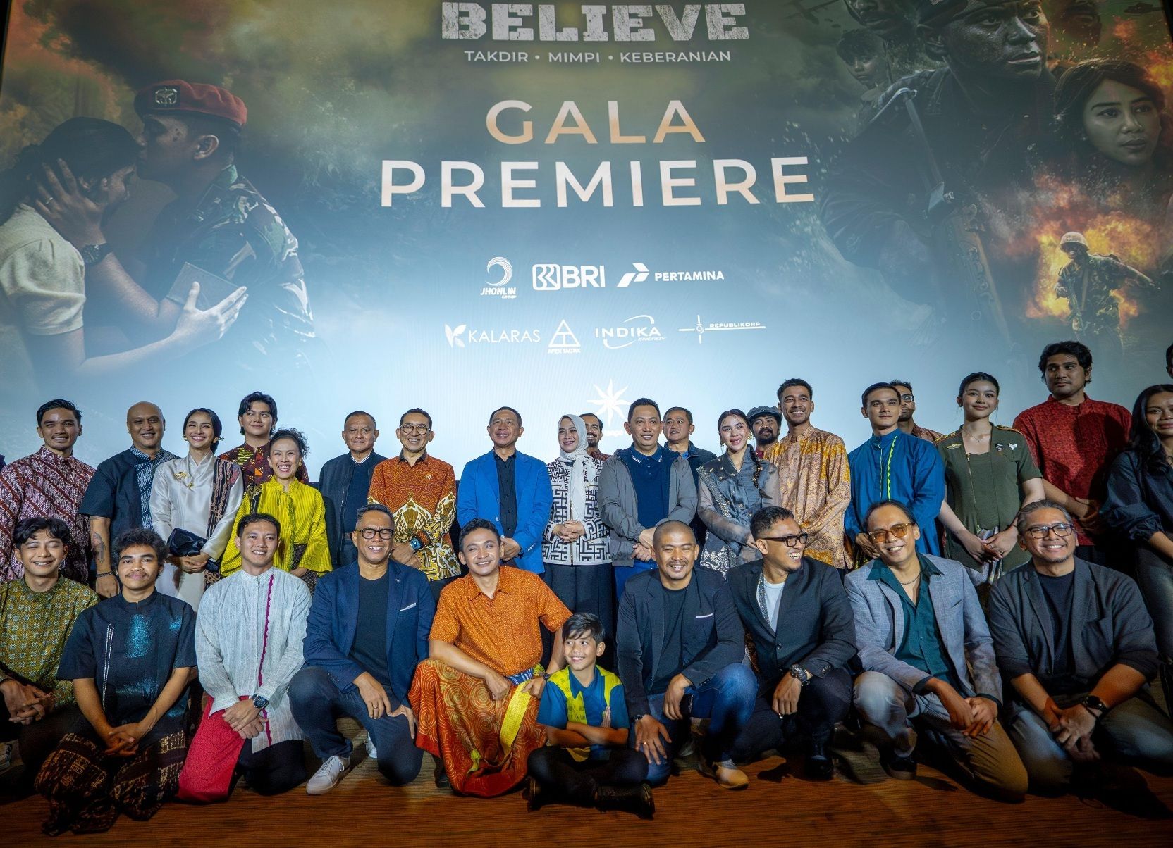 Panglima TNI Jenderal Agus Subiyanto, Kapolri Jenderal Listyo Sigit Prabowo, dan para seniman pendukung di Gala Premier Film 'Believe', Jakarta, Jumat malam, 18 Juli 2025. <b>(Puspen TNI)</b>