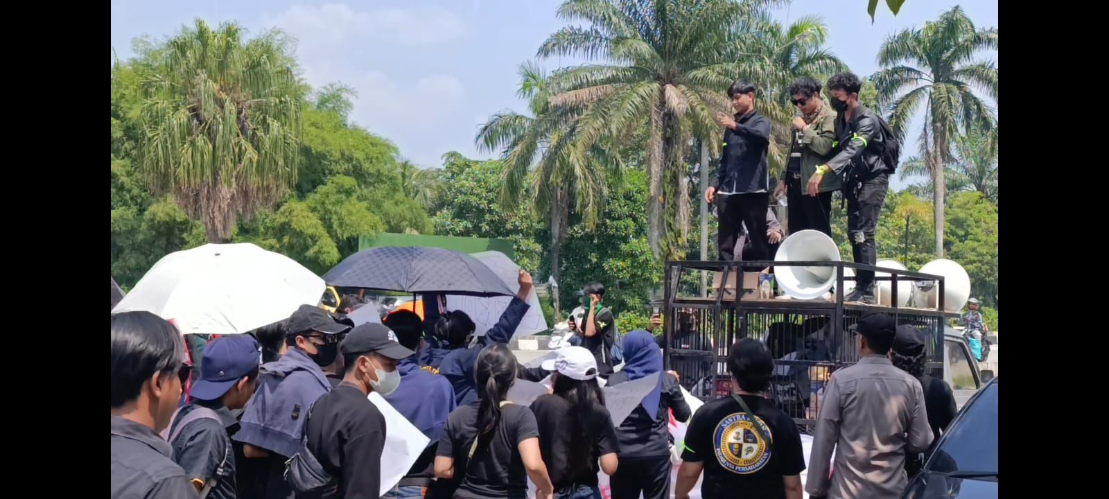 Sejumlah mahasiswa Jakarta Global University (JGU) menuntut transparansi pengelolaan dana Kartu Indonesia Pintar Kuliah (KIP-K). Pasalnya, diduga ada pungutan liar (pungli) dana KIP-K kepada mahasiswa. Puluhan mahasiswa menggelar aksi demo di depan kampus yang terletak di kawasan Grand Depok City (GDC), Sukmajaya, Depok.  <b>(dok)</b>