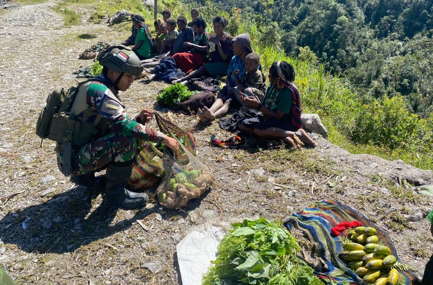 Prajurit TNI memborong hasil tani masyarakat Papua melalui program Rosita. 