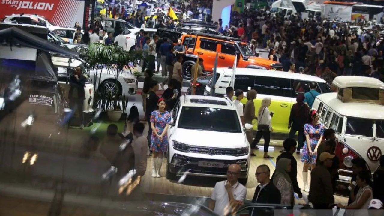 rsip foto - Sejumlah pengunjung menyaksikan mobil yang dipameran pada hari terakhir Gaikindo Indonesia International Auto Show (GIIAS) 2024 di Indonesia Convention Exhibition (ICE) BSD, Serpong, Kabupaten Tangerang, Banten, Minggu (28/7/2024). <b>(ANTARA)</b>