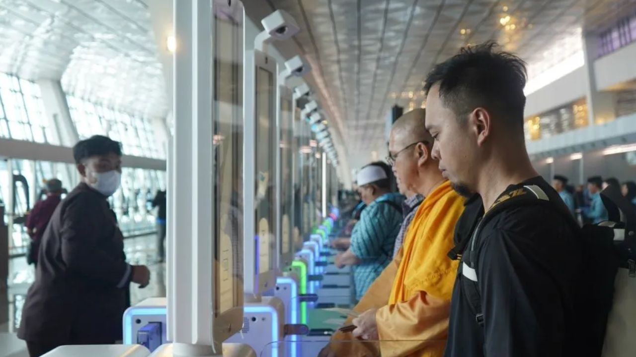 Ilustrasi - sejumlah calon penumpang saat melakukan pemeriksaan dokumen di konter kemimigrasian Bandara Soetta. <b>(ANTARA)</b>