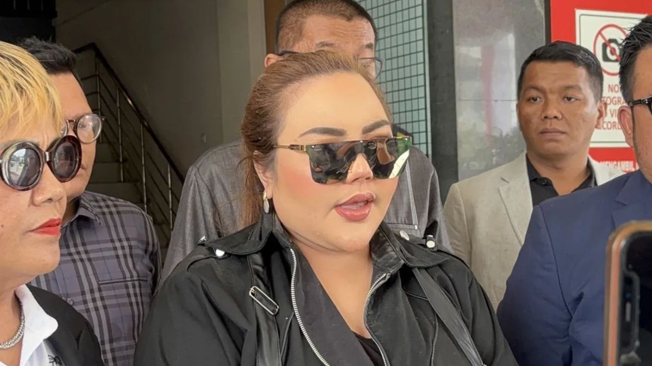 elebgram Lisa Mariana (LM) saat menghadiri panggilan penyidik Polda Jabar atas kasus dugaan video asusila di Kota Bandung, Jawa Barat, Selasa (15/7/2025).  <b>(ANTARA)</b>