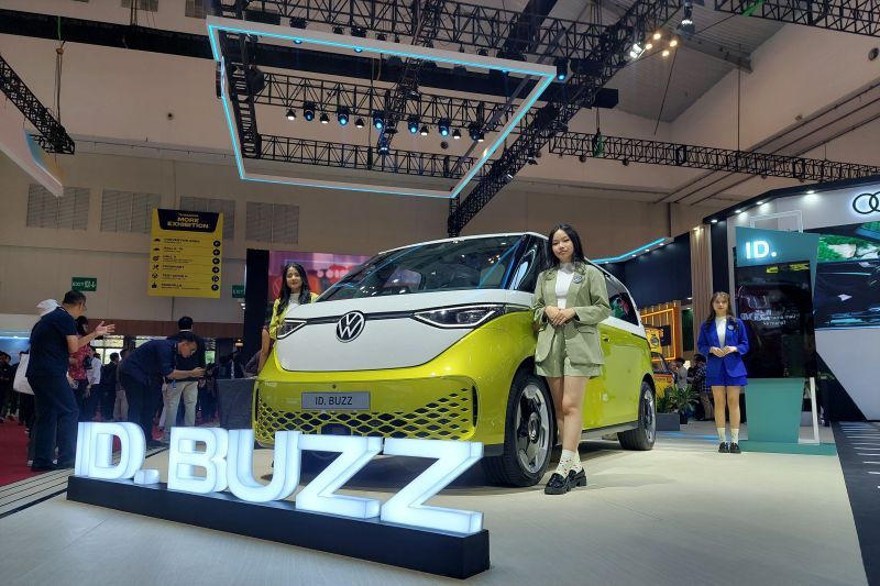 Volkswagen ID Buzz yang dipamerkan di ajang Gaikindo International Indonesia Auto Show (GIIAS) 2025 di ICE BSD, Tangerang, Rabu (23/7/2025).  <b>(ANTARA/Adimas Raditya)</b>