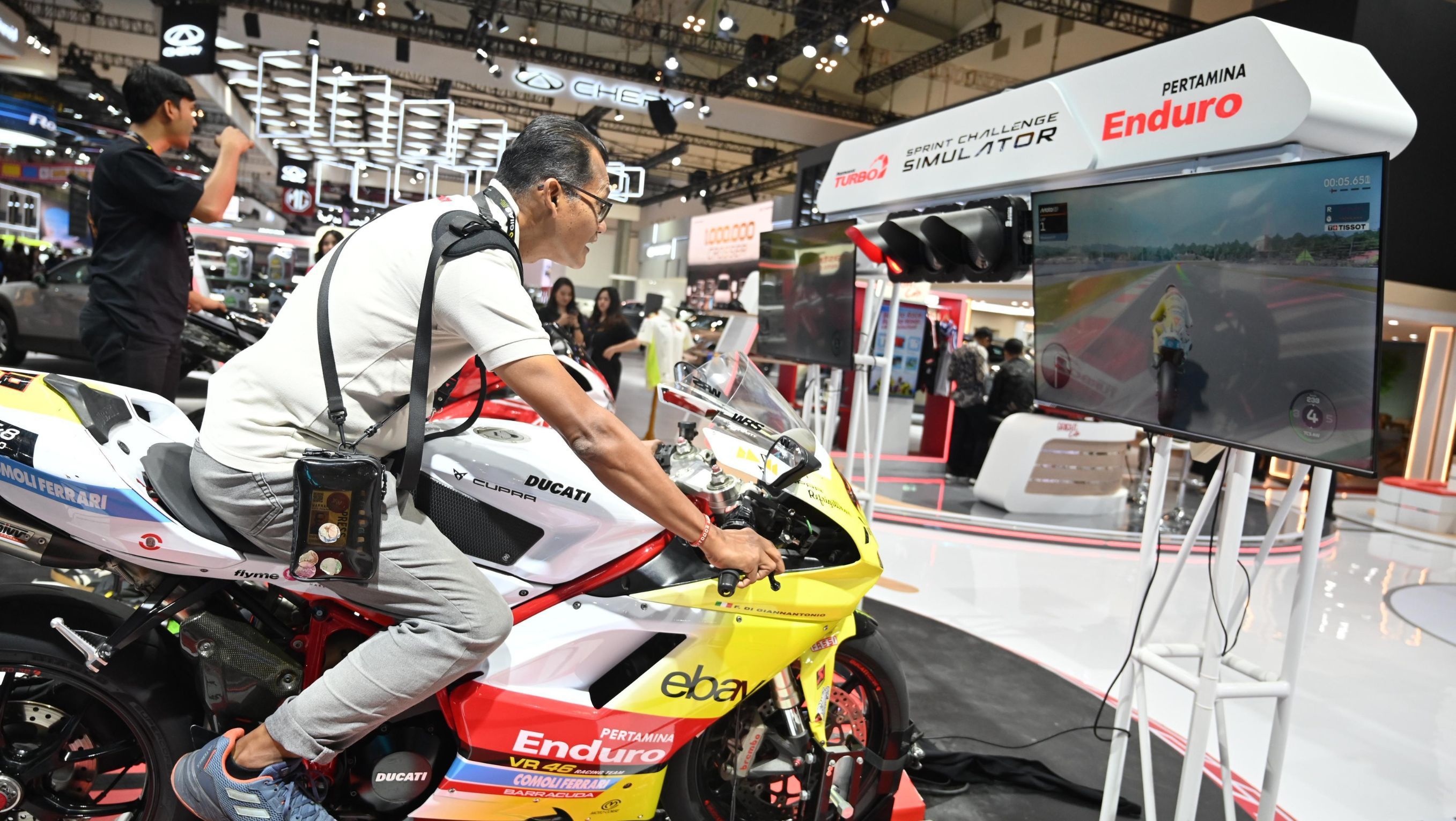 Pertamina hadirkan pengalaman berkendara ala Moto GP di game simulator yang terdapat di booth Pertamina pada acara GIIAS 2025 di ICE BSD, Rabu, 23 Juli 2025. <b>(Pertamina)</b>
