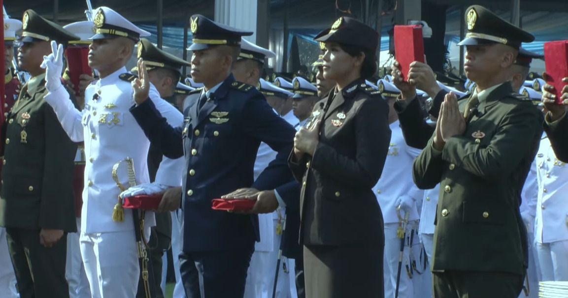 Presiden Prabowo Subianto resmi melantik 2.000 lulusan akademi militer dan akademi kepolisian menjadi perwira TNI-Polri dalam upacara prasetya perwira (praspa). 