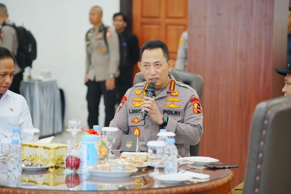 Kapolri Jenderal Pol. Listyo Sigit Prabowo di Lanud Roesmin Nurjadin, Riau, Kamis, 24 Juli 2025. <b>(Antara)</b>
