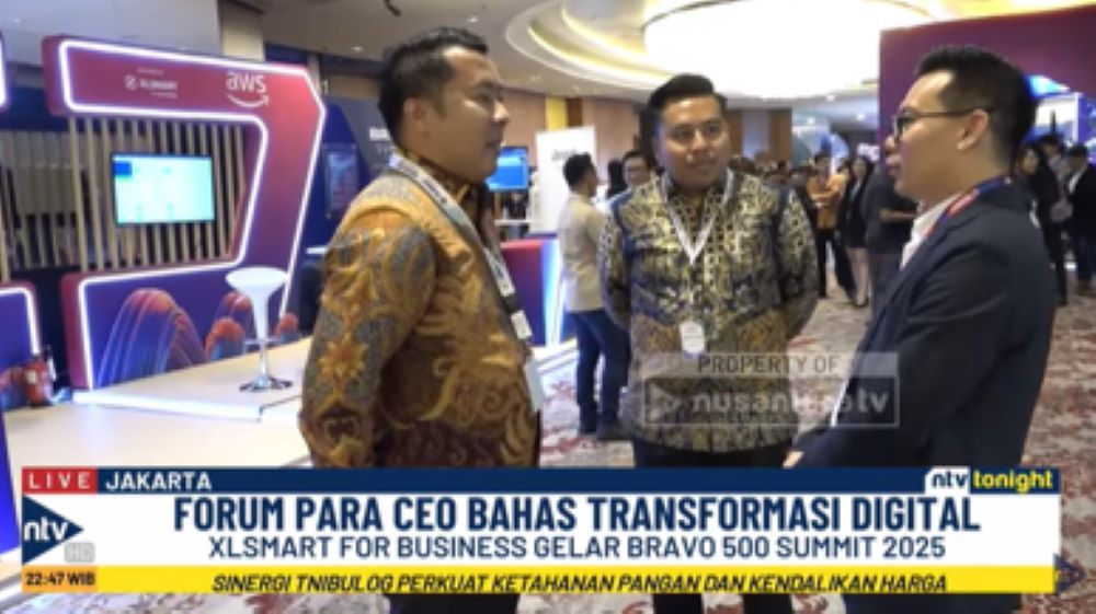 Chief Enterprise Business Technology Toni Wijaya (kanan) berbincang akrab dengan Direktur Nusantara TV Randy Monthonaro Tampubolon (kiri) dan Direksi Tommy William Tampubolon di sela kegiatan XLSmart for Business BRAVO 500 SUMMIT 2025 