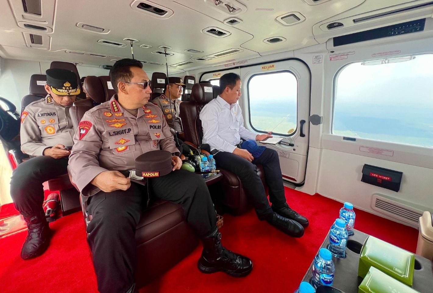 Kapolri dan Menteri Lingkungan Hidup melakukan pengecekan terhadap kebakaran hutan dan lahan di Riau. 