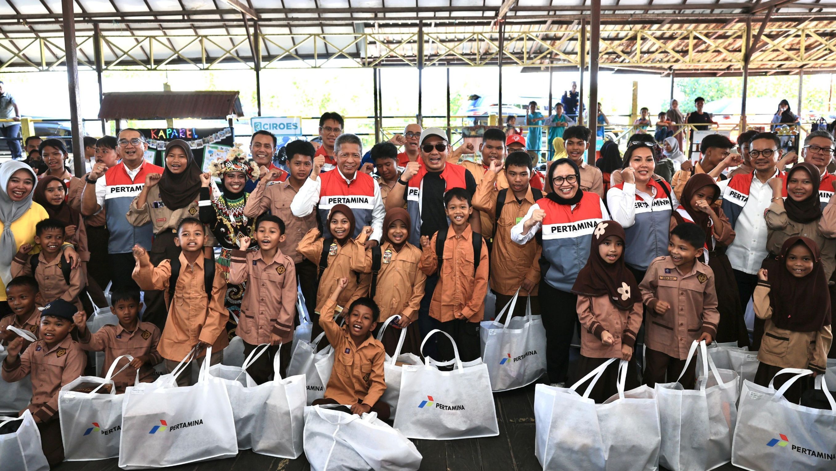 Sebar Energi di Hari Anak Nasional, Pertamina Bagikan Bantuan Paket Seragam Sekolah di Balikpapan. <b>(Pertamina)</b>
