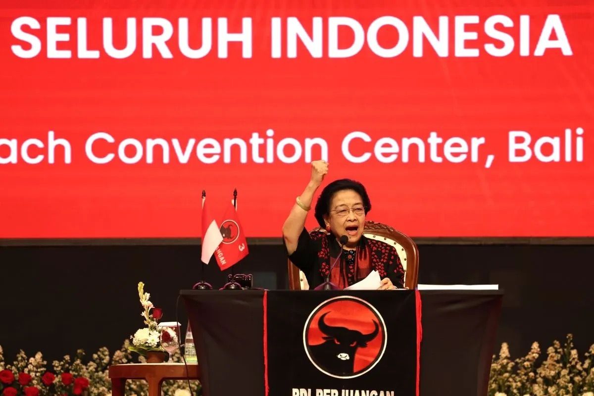 Ketua Umum PDIP Megawati Soekarnoputri saat menyampaikan pengarahan dalam Bimbingan Teknis Anggota DPR RI, DPRD Provinsi, DPRD Kabupaten/Kota Fraksi PDIP di The Meru &amp; Bali Beach Convention Center, Denpasar, Bali, Rabu, 30 Juli 2025. <b>(Antara)</b>