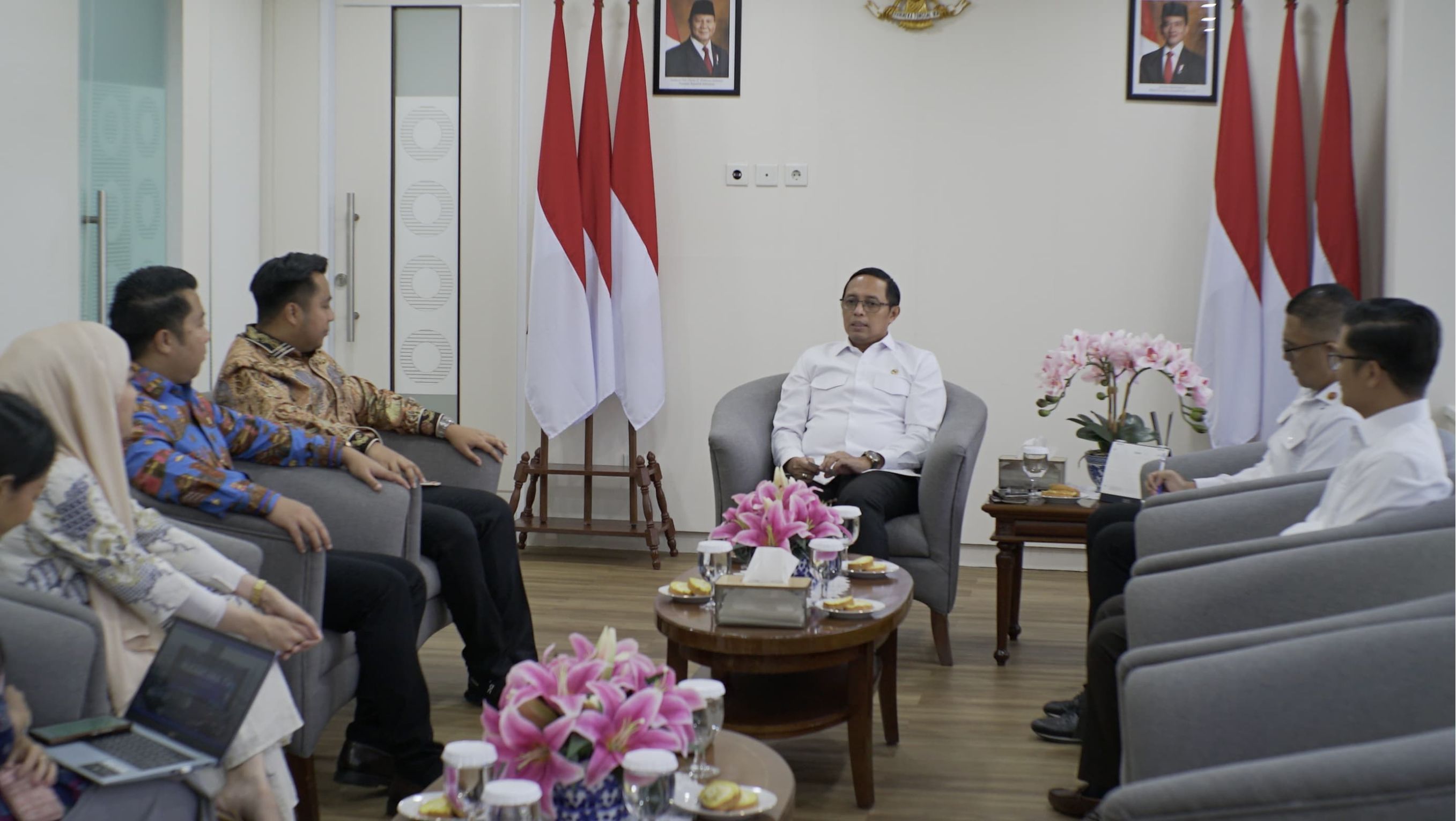 Direksi Nusantara TV, Randy Tampubolon dan Tommy Tampubolon Bersama PCO Hasan Nasbi <b>(Dok. NTV)</b>