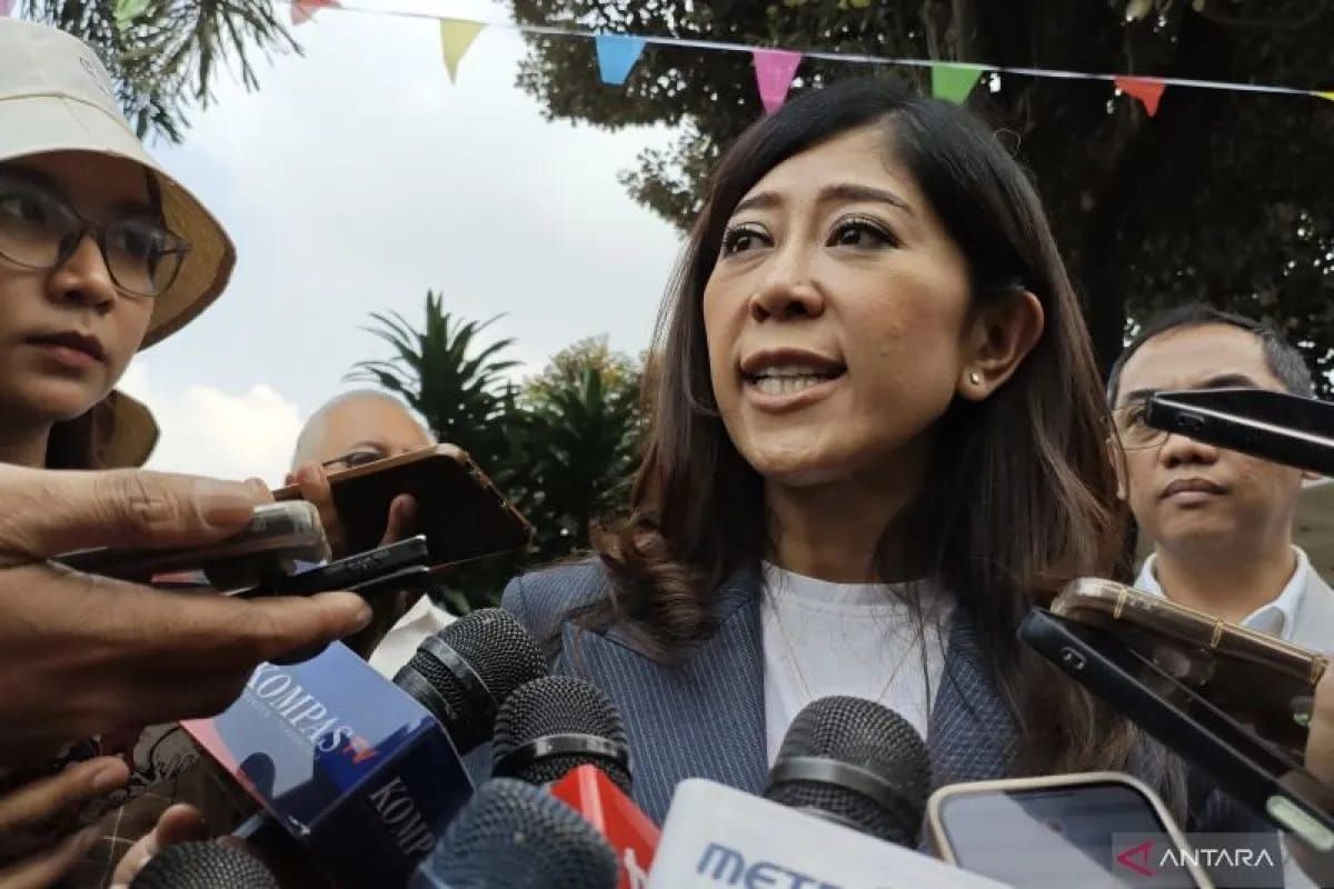 Menteri Komunikasi dan Digital (Menkomdigi) Meutya Hafid saat menjawab pertanyaan wartawan usai menghadiri acara Penandatanganan Nota Kesepahaman tentang Rencana Aksi Implementasi PP No. 17 Tahun 2025 tentang Tata Kelola Penyelenggaraan Sistem Elektr <b>(Antara)</b>