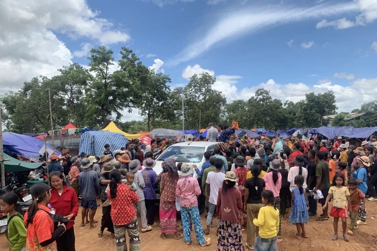 Warga Kamboja yang dievakuasi dari konflik perbatasan Kamboja-Thailand berkumpul untuk mendapatkan pasokan bantuan di tempat pengungsian di provinsi Oddar Meanchey, Kamboja, pada 29 Juli 2025. ANTARA/Xinjiang/Van Pov <b>(Antara)</b>