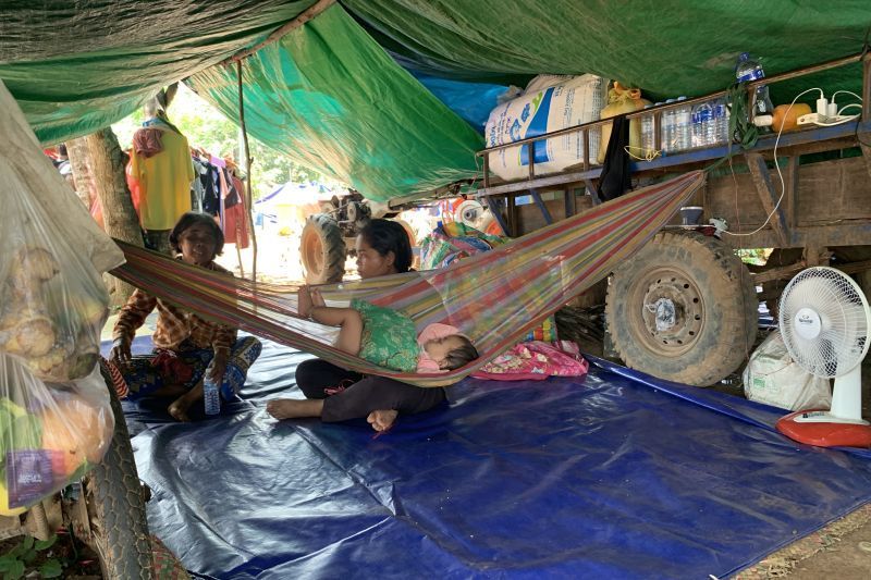 Seorang wanita Kamboja menjaga anaknya di sebuah posko pengungsi di Provinsi Oddar Meanchey, Kamboja, pada 29 Juli 2025. ANTARA/Xinhua/Van Pov <b>(Antara)</b>
