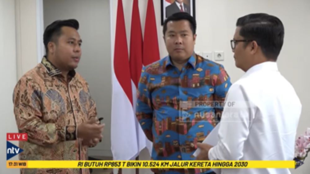 Direksi Nusantara TV Randy Tampubolon (tengah) dan Tommy William Tampubolon berbincang akrab dengan jajaran Kantor Komunikasi Presiden