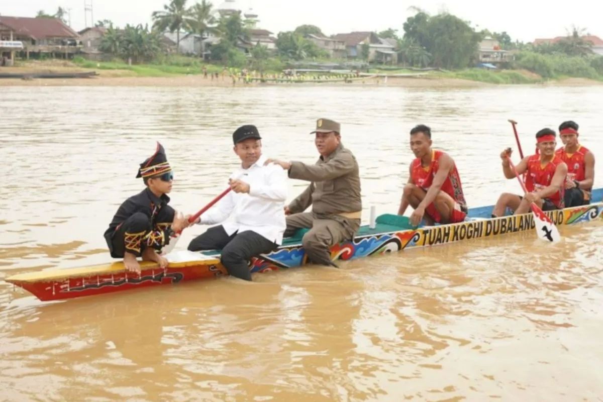 Gubernur Riau Abdul Wahid menaiki jalur bersama si bocah viral  <b>(Antara)</b>