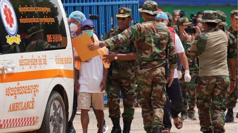 Tentara Kamboja menerima seorang tentara Kamboja yang kembali di pos pemeriksaan perbatasan O'Smach di Provinsi Oddar Meanchey, Kamboja, 1 Agustus 2025. <b>(Dok.Antara)</b>