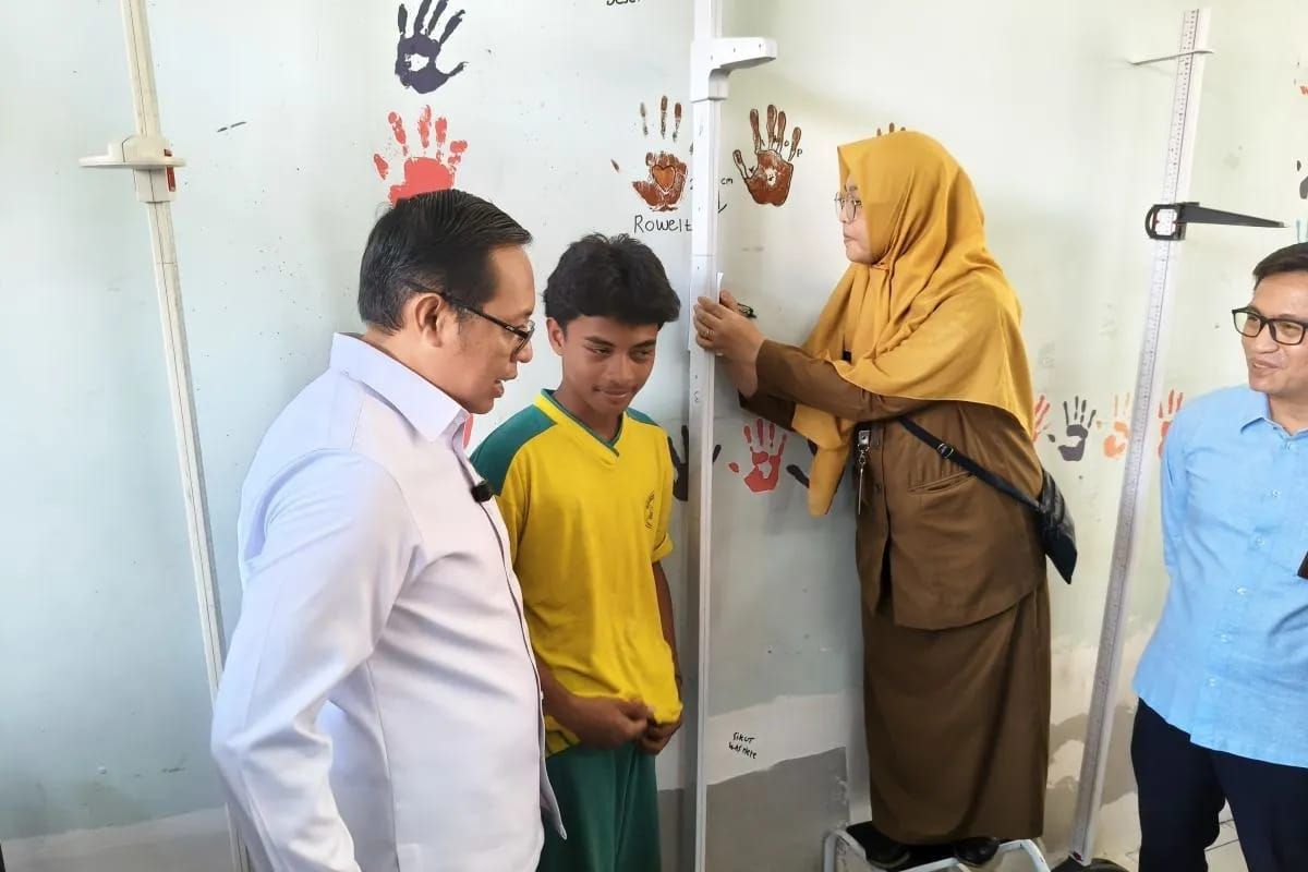 Kepala Kantor Komunikasi Kepresidenan (PCO) Hasan Nasbi saat meninjau pelaksanaan pengukuran tinggi berat badan siswa dalam program Cek Kesehatan Gratis di SMAN 6 Tangerang Selatan, Senin 4 Agustus 2025. (ANTARA/Andi Firdaus) <b>(Antara)</b>
