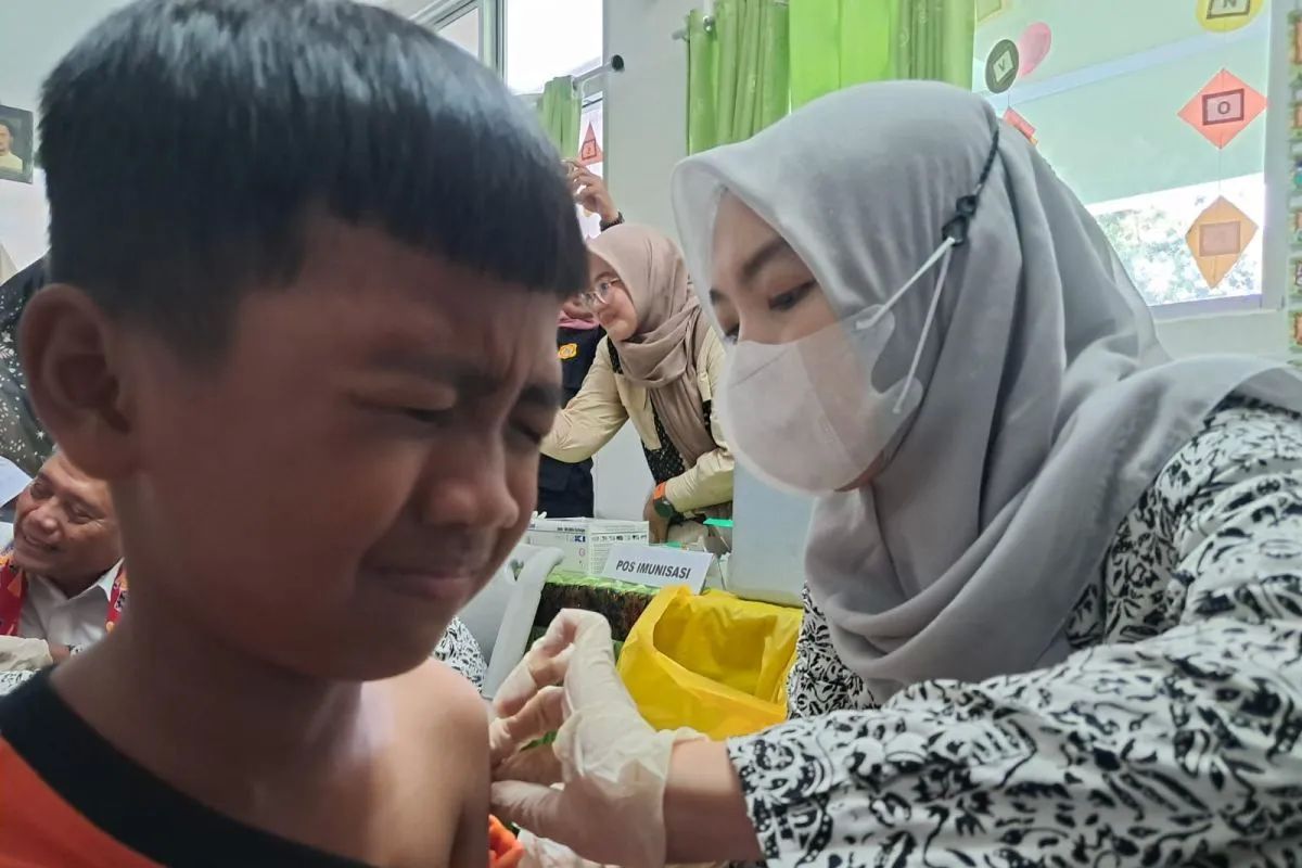 Siswa MIN 8 Jakarta menerima imunisasi dalam Cek Kesehatan Gratis tahap dua yang digelar di sekolah, Senin, 4 Agustus 2025. <b>(Antara)</b>