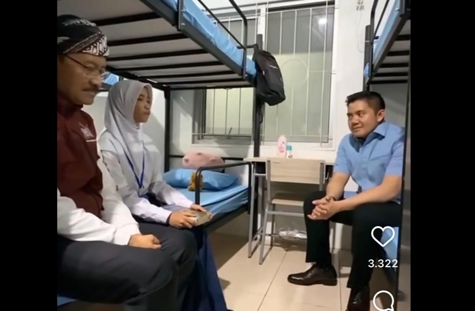 Sekretaris Kabinet Letkol Teddy Indra Wijaya saat kagum dengan lantunan merdu ayat Al-Qur'an oleh siswi Sekolah Rakyat.  <b>(Instagram)</b>