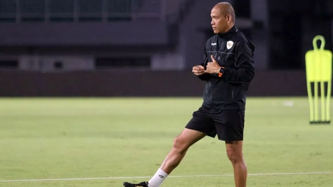 Pelatih sepak bola Timnas Indonesia U-17 Nova Arianto memimpin latihan di Stadion Pakansari, Kabupaten Bogor, Jawa Barat, Kamis (13/3/2025).  <b>(ANTARA)</b>