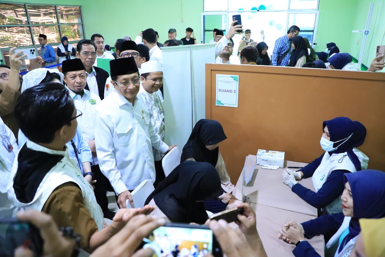 Puluhan ribu santri yang bernaung di bawah Pondok Pesantren Asshidiqiyah merupakan sasaran CKG. Menurut Menag Nasaruddin ada sekitar 12,5 juta peserta didik di bawah binaan Kemenag menjadi sasaran program yang mulai diluncurkan pada Februari 2025 ini. <b>(WEB)</b>