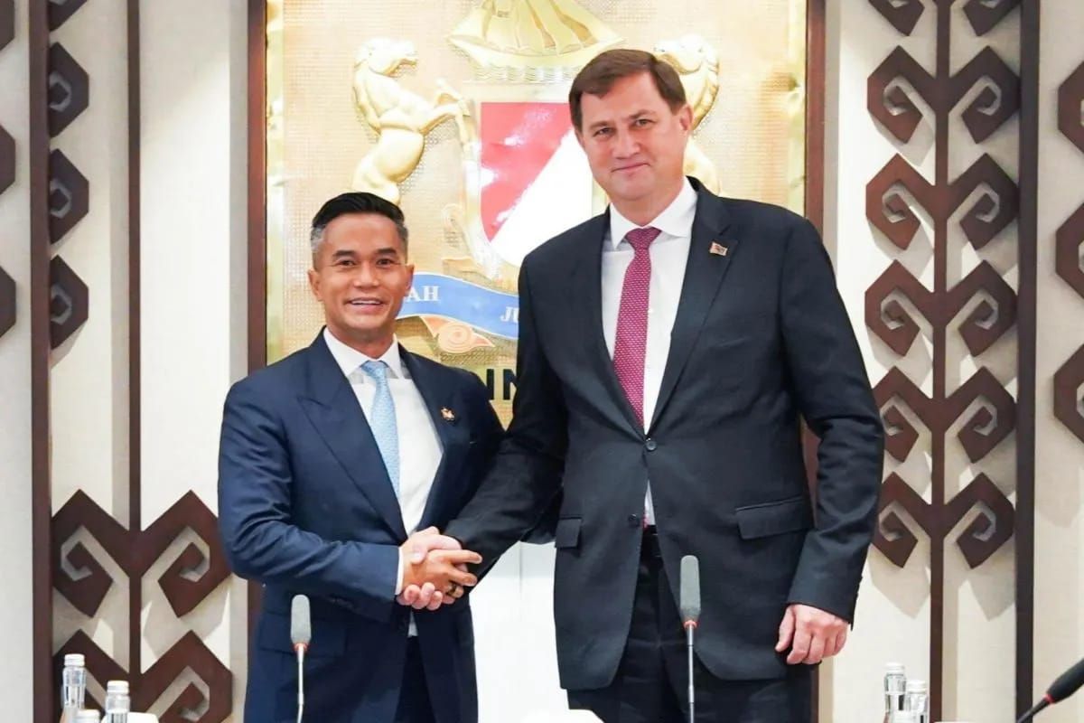 Ketua Umum Kamar Dagang dan Industri (Kadin) Indonesia Anindya Bakrie (kiri) bertemu dengan Menteri Luar Negeri Belarus Maxim Ryzhenkov (kanan) di Jakarta, Rabu 6 Agustus 2025. ANTARA/HO-Kadin. <b>(Antara)</b>