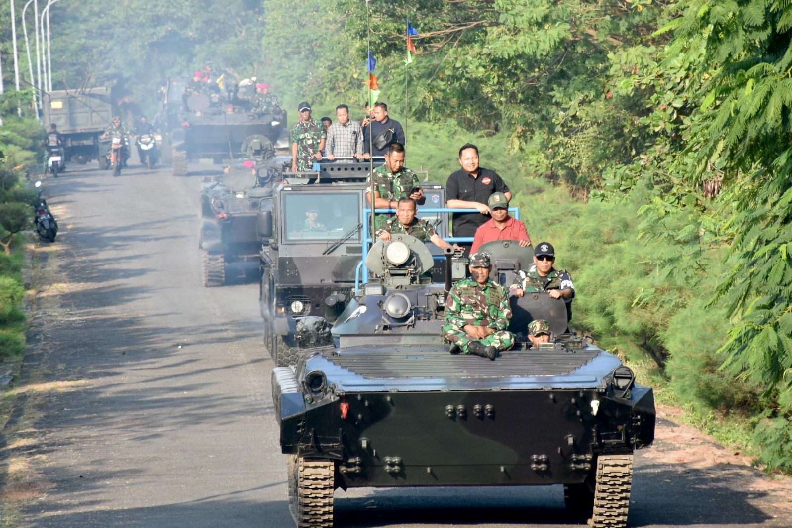 Warga jajal kendaraan tempur milik Korps Marinir TNI AL <b>(Dokumentasi Korps Marinir)</b>