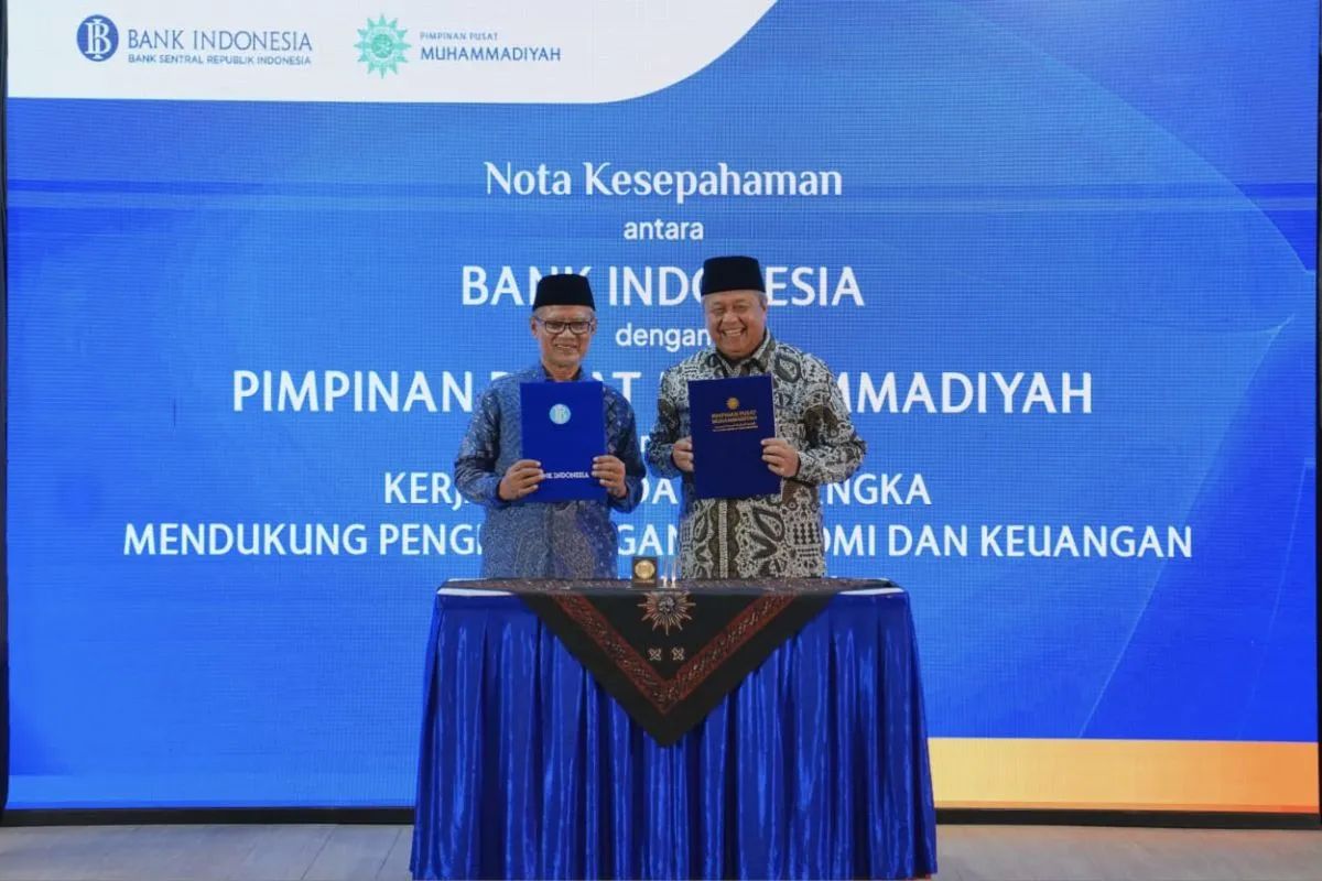 Gubernur BI Perry Warjiyo (kanan) dan Ketua Umum PP Muhammadiyah Haedar Nashir (kiri) saat penandatanganan Nota Kesepahaman di Kantor PP Muhammadiyah, Jakarta, Rabu, 6 Agustus 2025. <b>(Antara)</b>