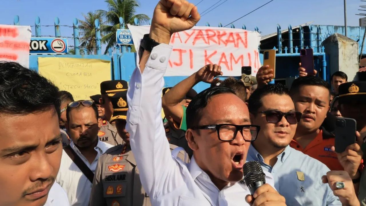 Wakil Menteri Ketenagakerjaan (Wamenaker) Immanuel Ebenezer Gerungan (memegang pengeras suara) menyemangati para buruh PT Bumi Sari Mas Indonesia yang menuntut hak mereka, di Kabupaten Padang Pariaman, Sumbar, Kamis (7/82025).  <b>(ANTARA)</b>