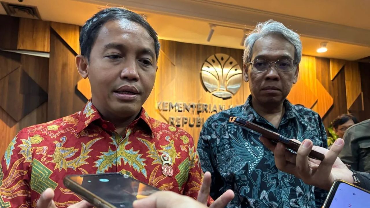 Menhut Raja Juli Antoni (kiri) dan Dirjen KSDAE Kemenhut Satyawan Pudyatmoko menjawab pertanyaan wartawan di Jakarta, Kamis (7/8/2025) <b>(ANTARA)</b>