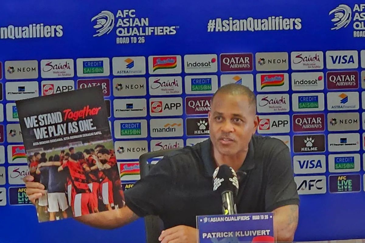 Pelatih timnas Indonesia Patrick Kluivert pada jumpa pers setelah pertandingan kualifikasi Piala Dunia 2026 zona Asia melawan China, di Stadion Utama Gelora Bung Karno, Jakarta, Jumat, 8 Agustus 2025. <b>(ANTARA)</b>