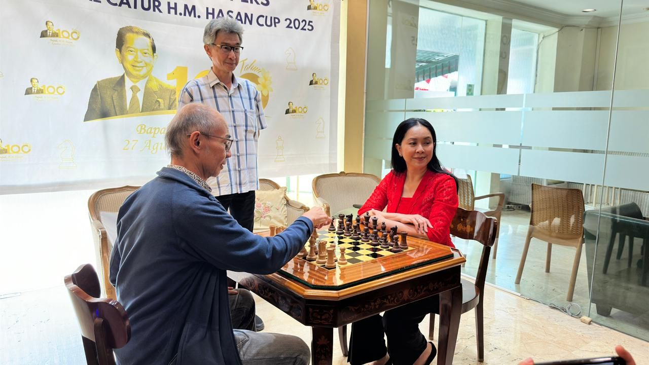 H.M. Hasan bukan sekadar penikmat catur&mdash;beliau adalah pelaku dan penggerak. Sepanjang hayatnya, ia mendukung puluhan kejuaraan di tanah air baik sebagai donatur maupun sponsor, untuk mendorong perkembangan para pecatur muda Indonesia <b>(dok)</b>