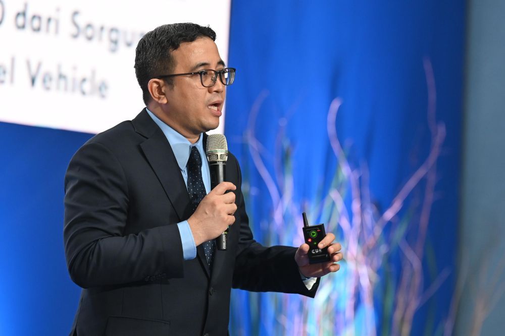 Wakil Direktur Utama Pertamina Oki Muraza memberikan pemaparan saat menjadi narasumber parallel session dengan tema energi pada acara Konvensi Sains, Teknologi, dan Industri Indonesia 2025 yang diselenggarakan di Gedung Sasana Budaya Ganesha, Bandung, Jumat (8/8/2025). (Foto: Istimewa/Pertamina)