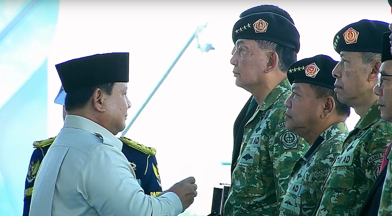 Presiden Prabowo Subianto menganugerahkan pangkat kehormatan bintang empat kepada Menteri Pertahanan Jenderal TNI (Purn) Sjafrie Sjamsoeddin dan Kepala Badan Intelijen Negara (BIN) Jenderal TNI (Pun) M. Herindra.